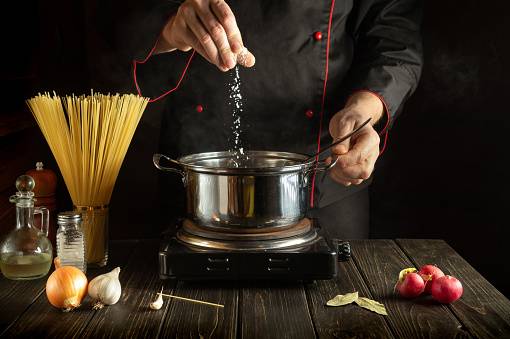 Panoramica degli ingredienti, delle tecniche di preparazione e dei sapori di ciascuna delle 20 regioni d’Italia con la propria cucina