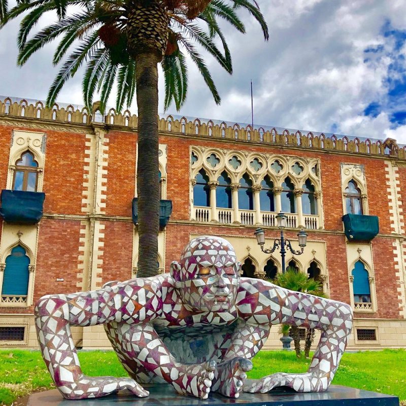 Sul lungomare di Reggio Calabria, passeggiata tra le opere di Rabarama e Tresoldi