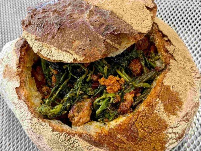 Una ricetta calabrese scenografica, antica e rigorosamente contadina: “ u pani ‘mbuttunatu”