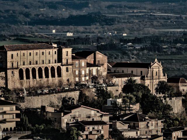 C’erano una volta a Nicotera (VV) i giardini pensili e le logge dei Ruffo: “Arretu o castejiu”