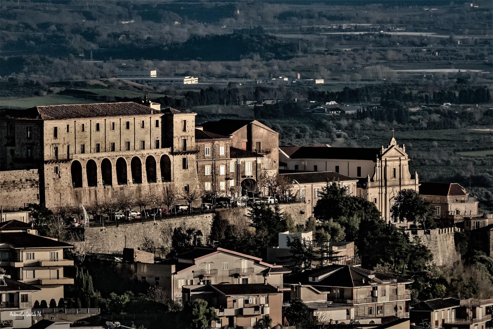 C’erano una volta a Nicotera (VV) i giardini pensili e le logge dei Ruffo: “Arretu o castejiu”