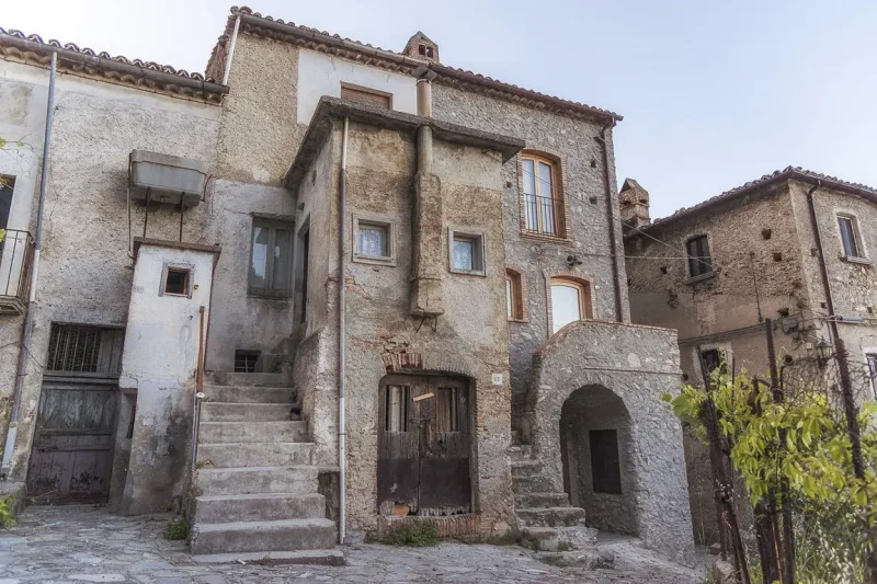 Le sette case Kodra di Civita (CS)