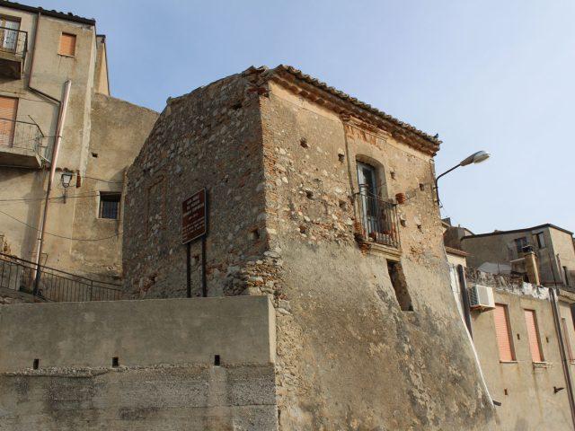 Sapevate che la casa del filosofo Tommaso Campanella giace nell’abbandono?