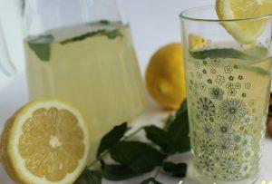 Estate calabrese, lo sciroppo di limoni non deve mai mancare!