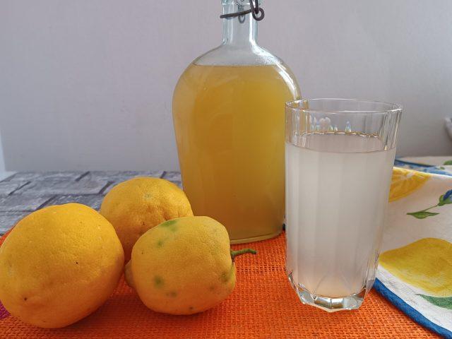 Estate calabrese, lo sciroppo di limoni non deve mai mancare!