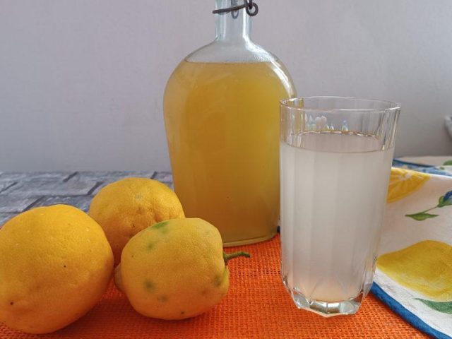Estate calabrese, lo sciroppo di limoni non deve mai mancare!