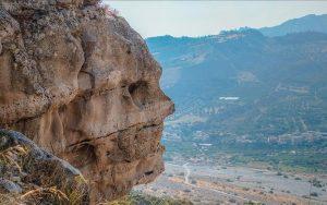 LA SUGGESTIVA “FACCIA DI PIETRA” DI PRUNELLA PROV DI R.C ….QUANDO IN CALABRIA ANCHE LA PIETRA E’ ARTE.