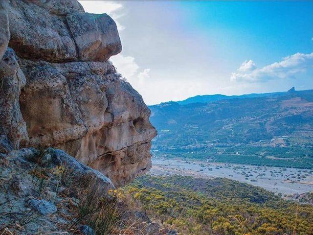 LA SUGGESTIVA “FACCIA DI PIETRA” DI PRUNELLA (RC)