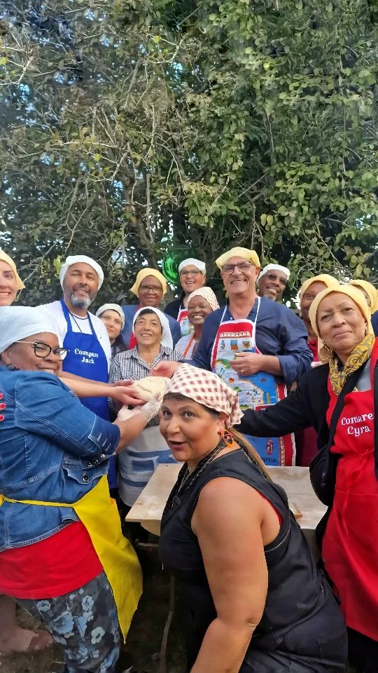 Na jurnata c'amici e Mimmu - Una giornata con gli amici e Mimmo

Un' occasione speciale per riscoprire le radici, tra suoni antichi, sapori genuini e gesti tramandati da generazioni. Un viaggio nel cuore della tradizione dove la musica popolare fa danzare i ricordi e la cultura contadina racconta storie di fatica, passione e comunità.

🇮🇹 CALABRIA 'NTO CORI ❤️
https://whatsapp.com/channel/0029VaagyAA6rsQmrBPoCW1L

🤝🏻 Sostienici: facebook.com/becomesupporter/Asfalantea/

Seguici anche su:
facebook.com/Asfalantea
tiktok.com/@asfalantea
youtube.com/@asfalantea
https://asfalantea.it

con 👉🏼 Mimmo Cavallaro

#asfalantea #profumodiginestrasullaroccia #giornataesperieziale #turismorurale #ritrovareleproprieradici #storia #cultura #tradizioni #borghiantichi #ilpiaceredivivereincalabria #calabriadascoprire #saporiesapericontadini #escursione #turismodelleradici #turismolocal #turismogastronomico #calabriadamare #cabriaspettacolare #calabriameravigliosa #canti #musicapopolare #canzuni