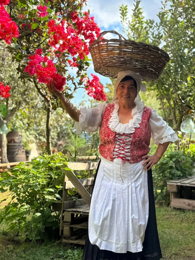 Auguri carissima Franca, fondatrice di Asfalantea, donna che ama profondamente la sua terra e le sue radici. Con orgoglio ed entusiasmo le mostri al mondo, senza paura né timore, ricordandoci ogni giorno quanto sia importante credere in ciò che si è e da dove si viene!

In questo giorno speciale, ti auguriamo di cuore un felice compleanno! Grazie per le emozioni che ci regali quotidianamente, le tradizioni, l'affetto e la passione alla terra calabra nonostante le difficoltà del momento.
La vita è ancora lunga e bellissima, e tu ne sei la testimonianza più viva: continua a camminare con la forza, il sorriso e la passione che ti contraddistinguono.

Con affetto e riconoscenza, gli amici e i soci tutti di Asfalantea 🫶🏻

🇮🇹 CALABRIA 'NTO CORI ❤️
https://whatsapp.com/channel/0029VaagyAA6rsQmrBPoCW1L

🤝🏻 Sostienici: facebook.com/becomesupporter/Asfalantea/

Seguici anche su:
facebook.com/Asfalantea
tiktok.com/@asfalantea
youtube.com/@asfalantea
https://asfalantea.it

#asfalantea #profumodiginestrasullaroccia #giornataesperieziale #turismorurale #ritrovareleproprieradici #storia #cultura #tradizioni #borghiantichi #ilpiaceredivivereincalabria #calabriadascoprire #saporiesapericontadini #escursione #turismodelleradici #turismolocal #turismogastronomico #calabriadamare #cabriaspettacolare #auguri #calabrisella #buoncompleanno