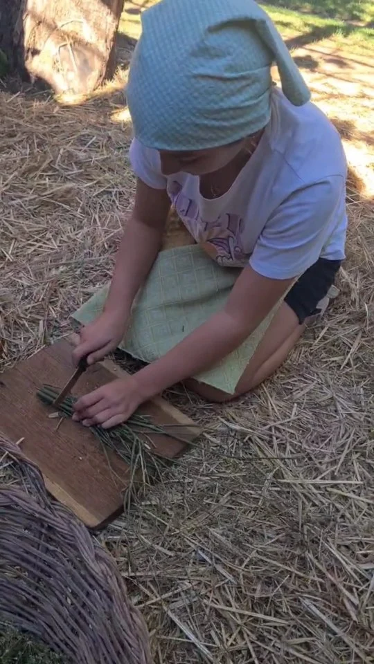 Tagghjiamu u finocchiu p' alivi - Tagliamo il finocchio per le olive

Oggi è stata una bella giornata alla Raìsina. Alcuni amici sono venuti a darmi una mano a tagliare il finocchio, e tra loro c’era anche una piccola ragazza che, con tanta voglia di fare, si è subito messa ad aiutare. Sono questi i momenti che ci fanno sentire una grande famiglia: tra sorrisi, chiacchiere e risate, raccogliamo il finocchio selvatico che diventerà parte dei futuri prodotti dedicati ai nostri soci.

🇮🇹 CALABRIA 'NTO CORI ❤️
https://whatsapp.com/channel/0029VaagyAA6rsQmrBPoCW1L

🤝🏻 Sostienici: facebook.com/becomesupporter/Asfalantea/

Seguici anche su:
facebook.com/Asfalantea
tiktok.com/@asfalantea
youtube.com/@asfalantea
https://asfalantea.it

#asfalantea #profumodiginestrasullaroccia #giornataesperieziale #turismorurale #ritrovareleproprieradici #storia #cultura #tradizioni #borghiantichi #ilpiaceredivivereincalabria #calabriadascoprire #saporiesapericontadini #escursione #turismodelleradici #turismolocal #turismogastronomico #calabriadamare #cabriaspettacolare #calabriameravigliosa #calabriadavivere #finocchiu #finocchio