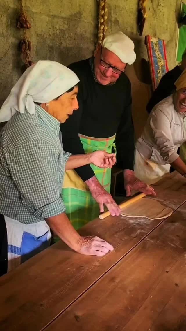 Arrubba e ricchi pemmu duna e poveri

Oggi è la volta di: “Arrubba e ricchi pe dari e poveri”, letteralmente: ruba ai ricchi per dare ai poveri. In questo detto, il Robin Hood calabrese non vive nelle foreste ma tra le persone, nei gesti quotidiani, nel rispetto di chi ha poco e nella dignità di chi non può pagare. È una giustizia semplice, antica, fatta di pane, farina, mani che lavorano e memoria di una volta. Tra racconti di nonna, impasti fatti con gli avanzi e storie vere di bottega, prende vita un modo di vedere il mondo dove il valore non è il guadagno, ma l’umanità. Perché ai poveri non si toglie mai. Ai poveri, semmai, si dà!

🇮🇹 CALABRIA 'NTO CORI ❤️
https://whatsapp.com/channel/0029VaagyAA6rsQmrBPoCW1L

🤝🏻 Sostienici: facebook.com/becomesupporter/Asfalantea/

Seguici anche su:
facebook.com/Asfalantea
tiktok.com/@asfalantea
youtube.com/@asfalantea
https://asfalantea.it

Articolo su 👉🏼 https://asfalantea.it/detti-e-proverbi/arrubba-e-ricchi…r-dare-ai-poveri/26/01/2026/

#detti #arrubbaericchi #robinhoodcalabrese #giustiziapopolare #storiedivita