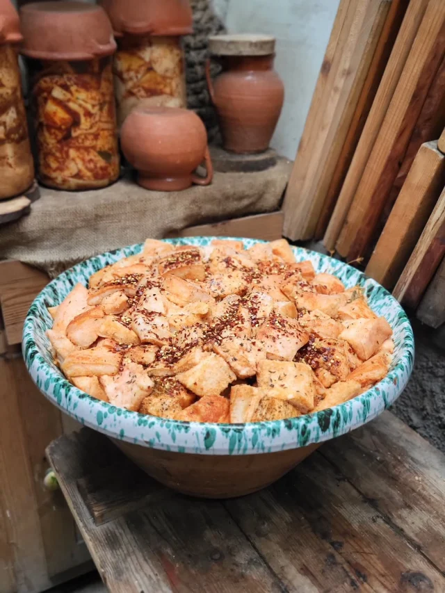 Carni salata fatta comu ‘na vota - La carne salata fatta come una volta 

"Cu carni bona du porcu, ‘u sale quantu servi e ‘u pipi russu ca bbruscia." Sasizzi e suppressati appisi, rassati stagiunari cu ‘u tempu friddu e cu l’aria bbona d’a muntagna. Robba i casa, sapuri forti, ca sannu sulu i calabrisi veri".

Con carne buona di maiale, il sale nella giusta misura e il peperoncino che brucia al punto giusto. salsicce e soppressate appese, lasciate stagionare con il freddo dell’inverno e l’aria buona di montagna. roba di casa, sapori forti, che sanno di vera calabria.

🇮🇹 CALABRIA 'NTO CORI ❤️
https://whatsapp.com/channel/0029VaagyAA6rsQmrBPoCW1L

🤝🏻 Sostienici: facebook.com/becomesupporter/Asfalantea/

Seguici anche su:
facebook.com/Asfalantea
tiktok.com/@asfalantea
youtube.com/@asfalantea
https://asfalantea.it

#calabriaautentica #saporicontadini #tradizionicalabresi #carnisalata #gustuveru