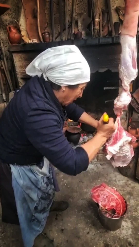 U gusto da gatta pemmu si mangia u prumuni - Il gusto della gatta é mangiare il polmone

Oggi è la volta di "U gusto da gatta pemmu si mangia u prumuni" letteralmente: il gusto della gatta é mangiare il polmone. Un detto calabrese di umili origini, diretto e profano, che racconta una verità semplice ma potentissima: quando vuoi davvero qualcosa, non ti fermi finché non l’hai ottenuta. In questo video si parte da un proverbio popolare della tradizione contadina calabrese e si arriva a una lezione di determinazione pura. Come la gatta che punta al polmone, così chi ha un obiettivo ci mette testa, mani e carattere… finché non lascia “l’osso pulito”. Un racconto che profuma di macelleria, di mestiere imparato sul campo, di orgoglio e di precisione. Un modo schietto e senza filtri per dire che sì, forse non tutte le ciambelle riescono col buco… ma se ti impegni davvero, il buco ce lo fai tu. Tradizione, ironia e mentalità calabrese: poche parole, tanto significato.

🇮🇹 CALABRIA 'NTO CORI ❤️
https://whatsapp.com/channel/0029VaagyAA6rsQmrBPoCW1L

🤝🏻 Sostienici: facebook.com/becomesupporter/Asfalantea/

Seguici anche su:
facebook.com/Asfalantea
tiktok.com/@asfalantea
youtube.com/@asfalantea
https://asfalantea.it

Articolo su 👉🏼 https://asfalantea.it/detti-e-proverbi/u-gusto-da-gatta-pemmu-si-mangia-u-prumuni-il-gusto-della-gatta-e-mangiare-il-polmone/25/02/2026/

#detticalabresi #tradizionepopolare #saggezzacontadina #mentalità #determinazione