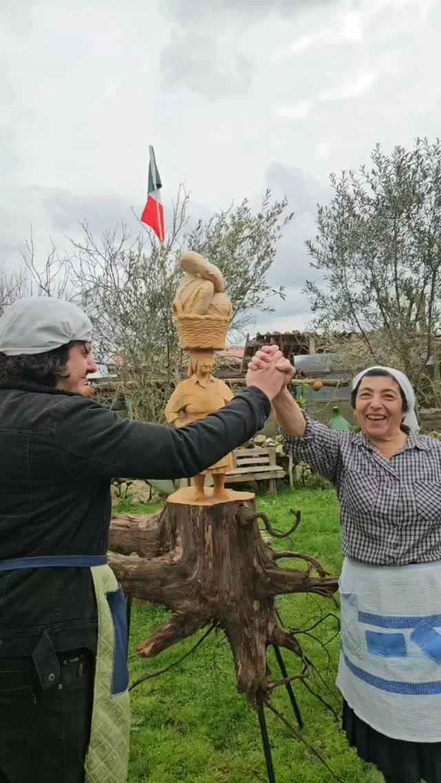A nucara ripigghjia vita - L'albero di noce riprende vita

Racconta la nascita di una scultura realizzata da un antico tronco di noce abbattuto dal vento, che grazie all’arte torna simbolicamente a vivere. Lo scultore calabrese Tonino Denami trasforma il legno, passo dopo passo, in un’opera che mantiene visibili le radici dell’albero, simbolo della storia, delle tradizioni e dell’identità della Calabria. La scultura è dedicata a Franca Crudo, custode delle radici e della cultura contadina, figura che rappresenta la memoria e i valori tramandati dai nostri nonni. Nel video si segue tutto il processo creativo: dal primo lavoro sul tronco fino alla rivelazione finale dell’opera, coperta con una tradizionale coperta di ginestra. L’artista dona la scultura a Franca Crudo come omaggio alla sua opera di custodia delle tradizioni calabresi. La cerimonia si conclude con un gesto simbolico: il dono del pane tradizionale, segno di gratitudine, condivisione e legame con la terra. Un racconto di arte, memoria e radici che invita a non dimenticare mai da dove veniamo.

🇮🇹 CALABRIA 'NTO CORI ❤️
https://whatsapp.com/channel/0029VaagyAA6rsQmrBPoCW1L

🤝🏻 Sostienici: facebook.com/becomesupporter/Asfalantea/

Seguici anche su:
facebook.com/Asfalantea
tiktok.com/@asfalantea
youtube.com/@asfalantea
https://asfalantea.it

🤝🏻 con Tonino Denami

#calabria #arte #radici #scultura #memoria