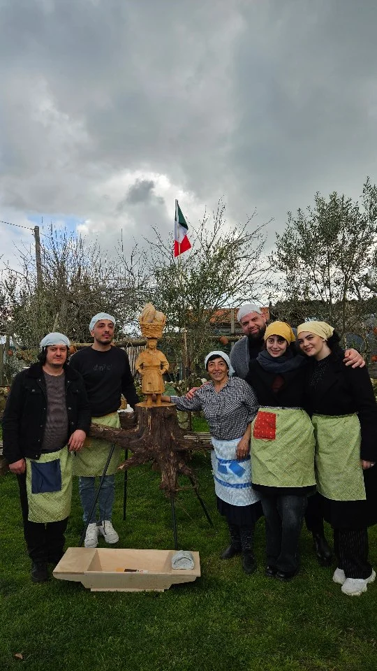 Giramu u mundu ma i radici su sempri cca

Prima giornata del pane ad Asfalantea, con l’inaugurazione del capolavoro dello scultore Denami e la dolce melodia di “Sirinata” dei Tarantanova interpretata magistralmente da Caterina e alla chitarra Elisabet dei Gioia Popolare in un canto che ha fatto sognare tutti, rievocando precisamente i momenti di gioia, nostalgia e unione che la giornata esperienziale vuole rievocare. Così come l’interpretazione del significato della scultura donata, che con le sue radici rustiche lascia trapelare quanto sia importante essere ben ancorati alla nostra terra, al nostro passato, alle nostre tradizioni, alla nostra lingua, e farle conoscere, tramandarle ed esserne orgogliosi!

🇮🇹 CALABRIA 'NTO CORI ❤️
https://whatsapp.com/channel/0029VaagyAA6rsQmrBPoCW1L

🤝🏻 Sostienici: facebook.com/becomesupporter/Asfalantea/

Seguici anche su:
facebook.com/Asfalantea
tiktok.com/@asfalantea
youtube.com/@asfalantea
https://asfalantea.it

🤝🏻 con GIOIA POPOLARE & Tonino Denami 

#arte #scultura #radici #musicapopolare #identità