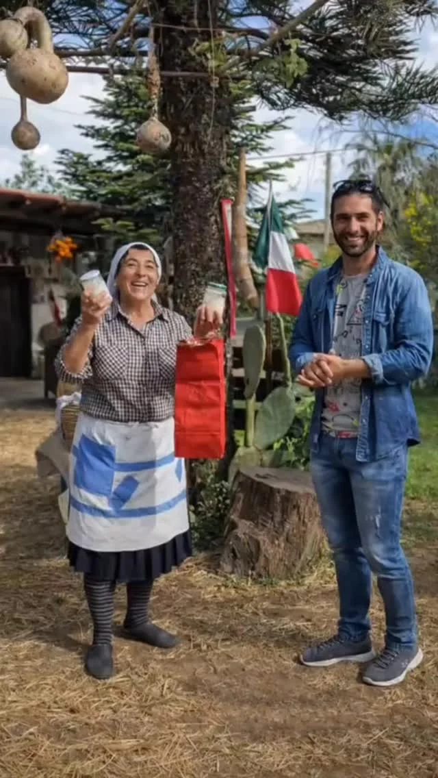 U lavatu - Il lievito

Tra risate e semplicità, Fabio arriva da comare Franca con un “pacchettino” speciale: "u levatu", il lievito madre, curato dal 2018 e custodito come un piccolo tesoro. Non è solo un ingrediente, ma qualcosa di vivo: si nutre, si cura, si tramanda... Franca lo accoglie con il cuore, perché lo sa: il lievito è come un bambino, una responsabilità fatta di amore quotidiano. Tra scherzi, promesse e racconti, emerge una verità semplice: queste cose non si comprano… si donano.

🇮🇹 CALABRIA 'NTO CORI ❤️ https://whatsapp.com/channel/0029VaagyAA6rsQmrBPoCW1L

🤝🏻 Sostienici: facebook.com/becomesupporter/Asfalantea/

5️⃣X1️⃣0️⃣0️⃣0️⃣ Ass. Asfalantea C.F. 96046550792

Seguici anche su:
facebook.com/Asfalantea
tiktok.com/@asfalantea
youtube.com/@asfalantea
https://asfalantea.it

🤝🏼 con Fabio Bagnato

#lievitomadre #tradizionivive #saporiautentici #cucinaconamore #storiedivita