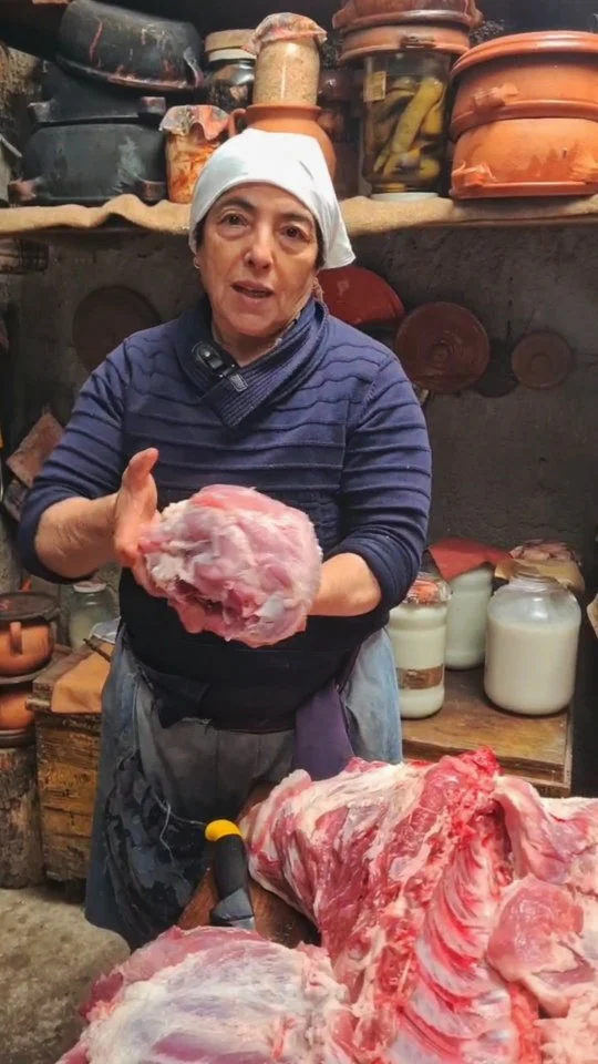 Mpara l'arti e mentila da parti - Impara l'arte e mettila da parte

Oggi è la volta di "Mpara l'arti e mentila da parti" letteralmente: impara l'arte e mettila da parte. Un detto antico, tramandato di generazione in generazione, che racchiude un insegnamento semplice ma fondamentale: ogni sapere, ogni mestiere imparato con pazienza e dedizione, diventa una ricchezza che nessuno potrà mai toglierti. Qui "cummari" Franca rivive l’arte della macelleria tradizionale, fatta di gesti precisi, esperienza e rispetto per la materia prima. Dal taglio attento della carne fino alla lavorazione della soppressata, delle salsicce e della nduja, ogni passaggio racconta una conoscenza costruita nel tempo! Impara l’arte e mettila da parte, non significa solo conservare un mestiere, ma custodire una cultura, un’identità, un modo di vivere. Perché dietro ogni gesto c’è passione, amore e memoria. E come dice Franca: io la facevo con amore… l’arte della macelleria perché ci vuole anche amore in quello che si fa altrimenti non serve!

🇮🇹 CALABRIA 'NTO CORI ❤️
https://whatsapp.com/channel/0029VaagyAA6rsQmrBPoCW1L

5️⃣X1️⃣0️⃣0️⃣0️⃣ Ass. Asfalantea C.F. 96046550792

🤝🏻 Sostienici: facebook.com/becomesupporter/Asfalantea/

Seguici anche su:
facebook.com/Asfalantea
tiktok.com/@asfalantea
youtube.com/@asfalantea
https://asfalantea.it

Articolo su 👉🏼 https://asfalantea.it/detti-e-proverbi/

#arte #tradizione #macelleria #passione #mestieri