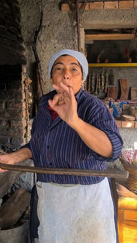 Aprili, cu vecchi lavi novi si voli mentiri

Oggi è la volta di "Aprili, cu vecchi lavi novi si voli mentiri" letteralmente: chi i vestiti vecchi ce li ha, per nuovi se li mette. Con l’arrivo di aprile tornano i detti antichi della tradizione calabrese. Un proverbio semplice ma pieno di saggezza: ci ricorda che in primavera il tempo è imprevedibile e che, nonostante la tentazione di indossare abiti nuovi e più leggeri, è sempre meglio non fidarsi troppo… proprio come insegnavano i nonni. Nel video, tra la preparazione del pane e l’attesa dei ragazzi della scuola, riscopriamo il valore delle parole antiche, nate dall’esperienza vera di chi osservava la natura giorno dopo giorno. I detti di una volta non sbagliano mai: sono memoria, prudenza e tradizione. Intanto il pane è pronto… "si 'ndi voliti veniti" Se ne volete, venite!

🇮🇹 CALABRIA 'NTO CORI ❤️
https://whatsapp.com/channel/0029VaagyAA6rsQmrBPoCW1L

5️⃣X1️⃣0️⃣0️⃣0️⃣ Ass. Asfalantea C.F. 96046550792

🤝🏻 Sostienici: facebook.com/becomesupporter/Asfalantea/

Seguici anche su:
facebook.com/Asfalantea
tiktok.com/@asfalantea
youtube.com/@asfalantea
https://asfalantea.it

Articolo su 👉🏼 https://asfalantea.it/detti-e-proverbi/aprili-cu-vecchi-lavi-novi-si-voli-mentiri/01/04/2026/

#aprile #culturapopolare #saggezza #primavera #vitadicampagna