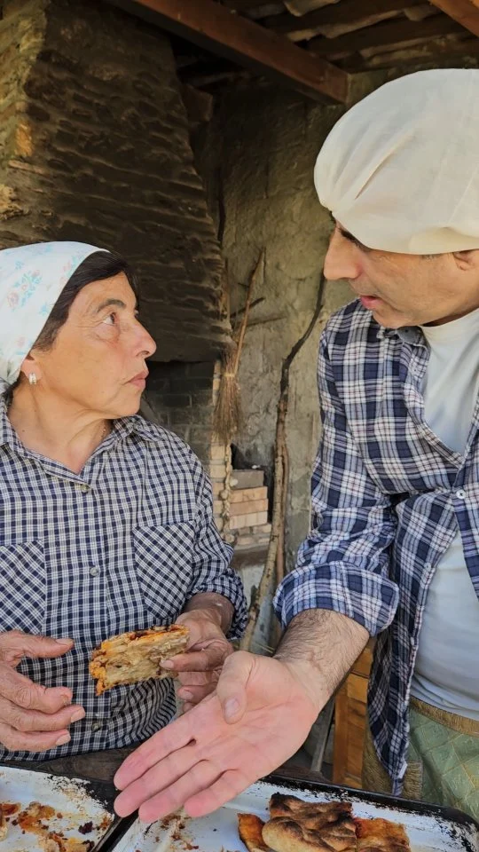 A pitta manijata - La "pitta impastata"

Oggi comare Franca e Francesco, due amici preparano insieme la pitta maniata alla catanzarese, un piatto tradizionale calabrese, durante la preparazione si crea un momento di amicizia e scambio culturale, tra italiano e dialetto. La ricetta consiste nel: stendere la pasta del pane su una teglia, condirlo con olio, formaggio (come caciocavallo), peperoncino o ’nduja, mescolare tutto con le mani (“maniare”) e cuocere in forno. Il piatto è semplice ma molto gustoso. È proprio la cucina del Sud: conviviale, improvvisata, ma piena di identità. Il vero ingrediente: lo scambio perché chi arriva da comare Franca come ospite se ne va da amico.

🇮🇹 CALABRIA 'NTO CORI ❤️
https://whatsapp.com/channel/0029VaagyAA6rsQmrBPoCW1L

5️⃣X1️⃣0️⃣0️⃣0️⃣ Ass. Asfalantea C.F. 96046550792

🤝🏻 Sostienici: facebook.com/becomesupporter/Asfalantea/

👉🏼 asfalantea.it/prenotazione/

Seguici anche su:
facebook.com/Asfalantea
tiktok.com/@asfalantea
youtube.com/@asfalantea
https://asfalantea.it

#pittamaniata #pitta #sapori #nduja #ziringula