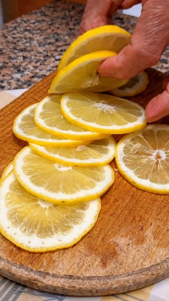 A marmallata i limuna - Marmellata di limone

Preparo una marmellata di limoni fatta in casa con limoni nostrani, raccolti nel momento più succoso. Dopo averli tagliati e messi in acqua per 24 ore per togliere l’amaro, li faccio bollire lentamente con poca acqua, mescolando fino a ottenere un composto denso. Aggiungo pochissimo zucchero e lascio i pezzi interi, proprio come si faceva una volta. Infine, la marmellata viene messa nei barattoli sterilizzati per conservarla al meglio.
Una ricetta semplice e genuina, tramandata dalle nonne.

🇮🇹 CALABRIA 'NTO CORI ❤️
https://whatsapp.com/channel/0029VaagyAA6rsQmrBPoCW1L

🤝🏻 Sostienici: facebook.com/becomesupporter/Asfalantea/

Seguici anche su:
facebook.com/Asfalantea
tiktok.com/@asfalantea
youtube.com/@asfalantea
https://asfalantea.it

#marmellata #limoni #fattincasa #limuna #ricettedellanonna
