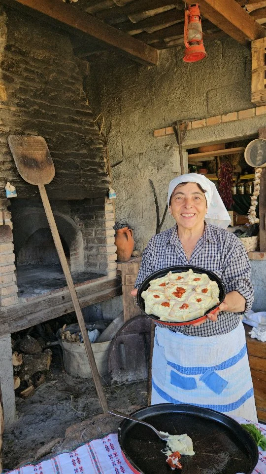 U fraduni calabbrisi - Il "fraguni" calabrese

Una ricetta antica, fatta con ingredienti semplici e tradizioni che parlano di Pasqua, rinascita e famiglia. Dal grano macinato a pietra alla ricotta dei pastori: ogni morso è storia.

🇮🇹 CALABRIA 'NTO CORI ❤️
https://whatsapp.com/channel/0029VaagyAA6rsQmrBPoCW1L

5️⃣X1️⃣0️⃣0️⃣0️⃣ Ass. Asfalantea C.F. 96046550792

🤝🏻 Sostienici: facebook.com/becomesupporter/Asfalantea/

Seguici anche su:
facebook.com/Asfalantea
tiktok.com/@asfalantea
youtube.com/@asfalantea
https://asfalantea.it

Ricetta su 👉🏼 https://asfalantea.it/cibo-e-ricette/i-fraguni-a-ricetta-da-tradizioni/12/04/2026/

#fraguni #pasqua #cucinacalabrese #tradizione #ricettatradizionale