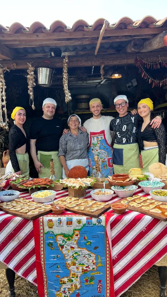 Amuri luntanu - Amore lontano

Durante una giornata esperienziale dedicata al pane ad Asfalantea, Frana accoglie un giovane artista calabrese in un’atmosfera fatta di sorrisi, spontaneità e momenti genuini. Tra racconti, battute, canti e applausi, la giornata si trasforma in una vera festa popolare, dove musica e tradizione si incontrano per celebrare l’amore verso la propria terra. Le parole delle canzoni parlano di radici, famiglia, sacrifici e appartenenza, regalando emozioni sincere in una cornice che profuma di pane appena fatto, comunità e Calabria autentica. Un video semplice ma pieno di calore, capace di raccontare la bellezza delle cose vere e il valore delle proprie origini.

🇮🇹 CALABRIA 'NTO CORI ❤️
https://whatsapp.com/channel/0029VaagyAA6rsQmrBPoCW1L

5️⃣X1️⃣0️⃣0️⃣0️⃣ Ass. Asfalantea C.F. 96046550792

🤝🏻 Sostienici: facebook.com/becomesupporter/Asfalantea/

Seguici anche su:
facebook.com/Asfalantea
tiktok.com/@asfalantea
youtube.com/@asfalantea
https://asfalantea.it

🤝🏼 con Samuel Malvaso

#calabriaautentica #tradizionicalabresi #musicapopolarecalabrese #paneefamiglia #radicicalabresi