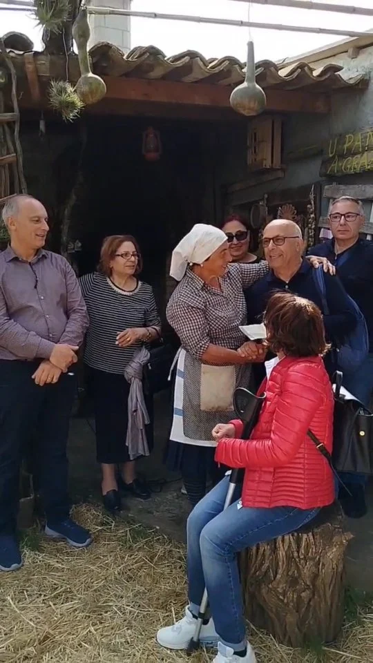 E cu sta bella rima - E con questa bella

"E cu sta bella rima Carmelu ci scrivi a cummari Franca: Si ndì voliti veniti!" Un momento che porteremo nel cuore. Una poesia dedicata a Franca Crudo e a tutta l’associazione, fatta di ricordi, tradizioni, profumo di pane caldo e valori autentici che parlano di famiglia, umiltà e amore per la propria terra. Grazie a chi ha reso possibile tutto questo, grazie ad Asfalantea e soprattutto grazie a Franca, donna speciale, esempio di accoglienza, forza e semplicità. Tra emozioni, lacrime sincere e parole che arrivano dritte al cuore, abbiamo vissuto una giornata indimenticabile, nel segno delle mamme, della condivisione e del ricordo di Mamma Natuzza. "Evviva le mamme!”

🇮🇹 CALABRIA 'NTO CORI ❤️
https://whatsapp.com/channel/0029VaagyAA6rsQmrBPoCW1L

5️⃣X1️⃣0️⃣0️⃣0️⃣ Ass. Asfalantea C.F. 96046550792

🤝🏻 Sostienici: facebook.com/becomesupporter/Asfalantea/

Seguici anche su:
facebook.com/Asfalantea
tiktok.com/@asfalantea
youtube.com/@asfalantea
https://asfalantea.it

#poesia #evvivalemamme #tradizioni #mammanatuzza #asfalantea