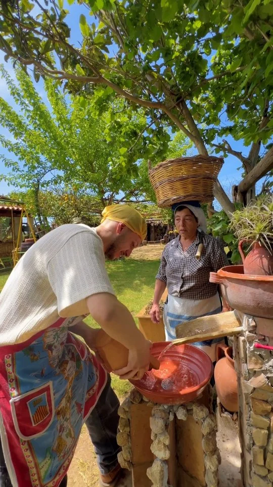 U vardu - Il Secchio

Oggi volevamo solo lavorare… ma qualcuno si è presentato con uno strumento in mano. Tra “U Vardu”, “U Catu”, secchi bucati, anfore da riempire e acqua sorgiva buona “per fare il pane”, ci siamo ritrovati in una scena che profuma di vita antica, ironia e semplicità vera. Un continuo battibecco fatto di sorrisi, insegnamenti e parole dialettali che raccontano un mondo dove anche lavare un’anfora diventa un momento da condividere e mentre si cammina insieme verso la fontana, tra una cesta da reggere e qualche complimento “garbato”, ci si rende conto che certe tradizioni non sono solo ricordi: sono modi di vivere che ancora sanno farci stare bene. “Non possiamo stare senza fare niente… andiamo a mangiare!” Con Asfalantea continuiamo a custodire gesti, parole e sorrisi che sanno ancora di casa.

🇮🇹 CALABRIA 'NTO CORI ❤️
https://whatsapp.com/channel/0029VaagyAA6rsQmrBPoCW1L

5️⃣X1️⃣0️⃣0️⃣0️⃣ Ass. Asfalantea C.F. 96046550792

🤝🏻 Sostienici: facebook.com/becomesupporter/Asfalantea/

Seguici anche su:
facebook.com/Asfalantea
tiktok.com/@asfalantea
youtube.com/@asfalantea
https://asfalantea.it

🤝🏼 con Samuel Malvaso

#dialettocalabrese #vardu #secchio #catu
#tradizionipopolari