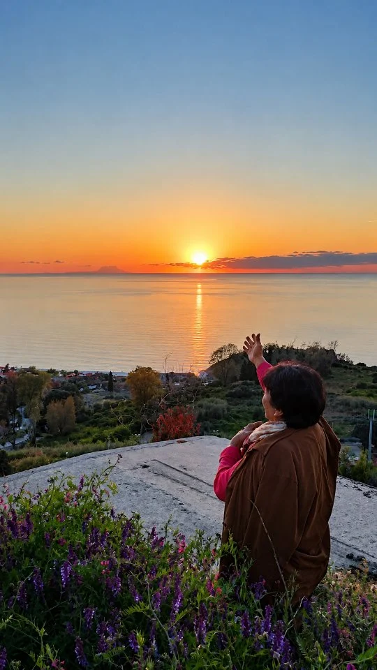 Figghioli veniti nta Calabria - Ragazzi venite in Calabria

Un invito semplice e sincero a scoprire la Calabria, una terra dove il mare incontra la montagna, tra colori, profumi e panorami mozzafiato. In questo video ammiriamo la bellezza della natura calabrese: fiori spontanei, piante tipiche del territorio, pascoli, animali e viste spettacolari sul mare. Dai punti panoramici della costa si possono osservare il vulcano Stromboli e le meravigliose Isole Eolie, che sembrano a portata di mano nelle giornate più limpide. Un viaggio tra sole, natura, tradizioni e paesaggi che rendono unica questa splendida regione del Sud Italia. Se amate i luoghi autentici, i panorami spettacolari e la bellezza della natura, la Calabria vi aspetta!

🇮🇹 CALABRIA 'NTO CORI ❤️
https://whatsapp.com/channel/0029VaagyAA6rsQmrBPoCW1L

5️⃣X1️⃣0️⃣0️⃣0️⃣ Ass. Asfalantea C.F. 96046550792

🤝🏻 Sostienici: facebook.com/becomesupporter/Asfalantea/

Seguici anche su:
facebook.com/Asfalantea
tiktok.com/@asfalantea
youtube.com/@asfalantea
https://asfalantea.it

#calabria #naturecalabria #isolieolie #stromboli #suditalia