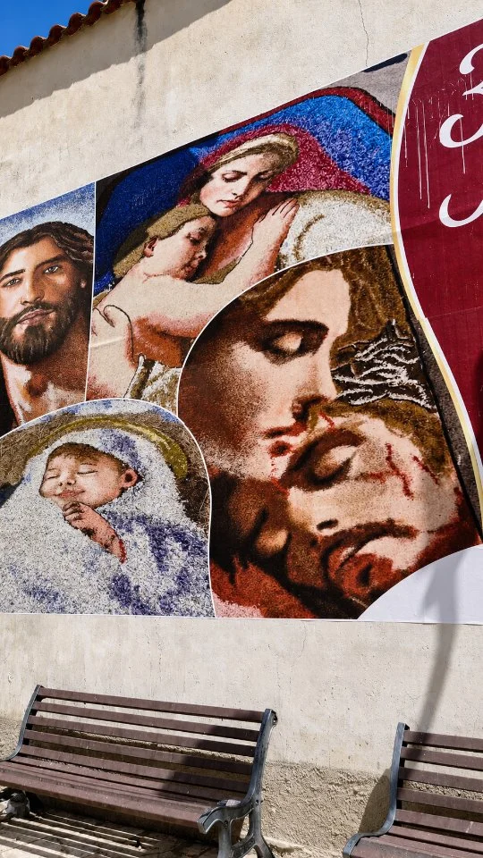 L'injhiurata i Potenzuni - L'infiorata di Potenzoni

Nel cuore della Costa degli Dei, ogni anno il borgo di Potenzoni si trasforma in un'opera d'arte a cielo aperto. Migliaia di petali colorati danno vita a splendidi tappeti floreali che raccontano fede, tradizione e identità comunitaria. Un evento che unisce generazioni, valorizza il territorio e celebra la bellezza del patrimonio culturale calabrese, tra devozione, creatività e partecipazione popolare. Un'esperienza unica dove arte e spiritualità si incontrano lungo le vie del paese.

🇮🇹 CALABRIA 'NTO CORI ❤️
https://whatsapp.com/channel/0029VaagyAA6rsQmrBPoCW1L

5️⃣X1️⃣0️⃣0️⃣0️⃣ Ass. Asfalantea C.F. 96046550792

🤝🏻 Sostienici: facebook.com/becomesupporter/Asfalantea/

Seguici anche su:
facebook.com/Asfalantea
tiktok.com/@asfalantea
youtube.com/@asfalantea
https://asfalantea.it

#infioratadipotenzoni #costadeglidei #tradizionicalabresi #artefloreale #corpusdomini