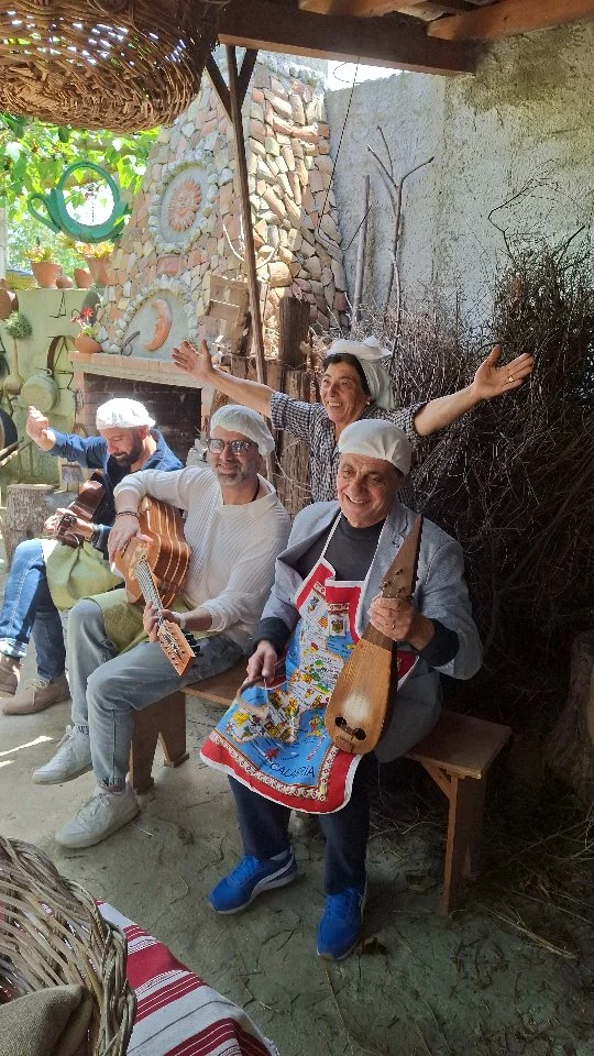 A Lira Calabrisi - La Lira Calabrese

Stilla Chijara - La Stella Lucente. Questo è l'inno calabrese che dà luce allo strumento calabrese per eccellenza, spiegato saggiamente da Cosimo. Alla Raisina, ormai punto di incontro per amici, ospiti e calabresi, la tradizione prende vita attraverso musica, cultura e sapori che raccontano la Calabria nel mondo. Oggi Cosimo Papandrea ci guida alla scoperta della lira calabrese, strumento simbolo della nostra terra, e ci regala l'esecuzione di un inno alla Calabria, famosissimo e inconfondibile, che tutti conosciamo. Tra canti, gioia e arte culinaria, continuiamo a celebrare e condividere con orgoglio le nostre radici.

🇮🇹 CALABRIA 'NTO CORI ❤️
https://whatsapp.com/channel/0029VaagyAA6rsQmrBPoCW1L

5️⃣X1️⃣0️⃣0️⃣0️⃣ Ass. Asfalantea C.F. 96046550792

🤝🏻 Sostienici: facebook.com/becomesupporter/Asfalantea/

Seguici anche su:
facebook.com/Asfalantea
tiktok.com/@asfalantea
youtube.com/@asfalantea
https://asfalantea.it

🤝🏼 con Cosimo Papandrea 

#calabriaautentica #stillchiara #musicapopolarecalabrese #liracalabrese #radicicalabresi