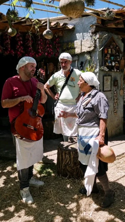 A lu paradisu si canta e si sona e di mangiari no si ndi parra mai - Al paradiso si canta e si suona e di mangiare non se ne parla mai

Con la sua consueta ironia e saggezza popolare, Franca ha spiegato che il proverbio non vuole sminuire l'importanza del cibo, ma ricordare che nella vita non si può pensare soltanto a mangiare. Prima viene il lavoro, il sacrificio e il dovere; poi arriva il diritto di sedersi a tavola e godere dei frutti della propria fatica. Come lei stessa afferma nel dialogo: "Bisogna lavorare perché è un dovere, e mangiare è un diritto". Il detto diventa così una lezione di vita semplice ma profonda, tipica della cultura contadina calabrese, dove il pane si conquista con il lavoro e la condivisione del pasto rappresenta il giusto premio dopo l'impegno. Non a caso, dopo questa riflessione, Franca invita tutti a riunirsi attorno a una ricca tavolata tra amici, celebrando quei valori di comunità, accoglienza e convivialità che sono l'anima di Asfalantea. Tra sorrisi, battute e racconti della tradizione, il proverbio si trasforma in un messaggio attuale: lavorare con dignità, apprezzare ciò che si ha e condividere con gli altri i momenti di gioia, perché il vero paradiso, forse, si trova proprio nella semplicità dello stare insieme.

🇮🇹 CALABRIA 'NTO CORI ❤️
https://whatsapp.com/channel/0029VaagyAA6rsQmrBPoCW1L

5️⃣X1️⃣0️⃣0️⃣0️⃣ Ass. Asfalantea C.F. 96046550792

🤝🏻 Sostienici: facebook.com/becomesupporter/Asfalantea/

Seguici anche su:
facebook.com/Asfalantea
tiktok.com/@asfalantea
youtube.com/@asfalantea
https://asfalantea.it

Articolo su 👉🏼 https://asfalantea.it/detti-e-proverbi/a-lu-paradisu-si-canta-e-si-sona-e-di-mangiari-no-si-ndi-parra-mai/19/06/2026/

#proverbi #tradizionecalabrese #saggezzapopolare #convivialità #valoridellavita