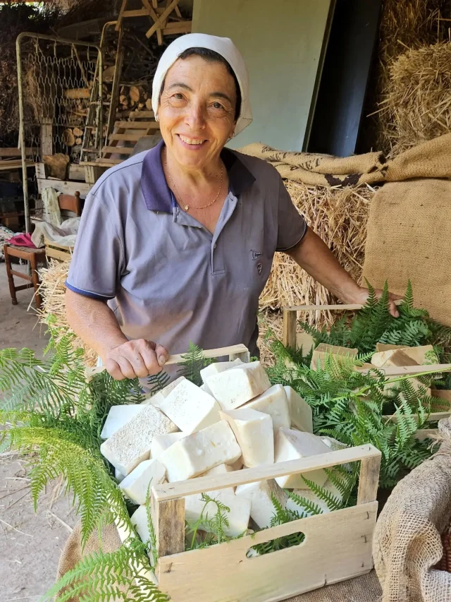 U sapuni d'oghiju e chidu di grassu - Sapone d'olio d'oliva e quello di strutto

Un tempo il sapone veniva prodotto in casa seguendo antiche tradizioni tramandate di generazione in generazione. Con olio d'oliva o strutto e la liscivia si ottenevano saponi destinati all'igiene personale e al bucato. Il sapone d'olio era più delicato sulla pelle, mentre quello di strutto risultava più compatto e resistente. Questa pratica rappresentava un esempio di economia domestica, recupero delle risorse e sapere popolare, testimonianza della vita quotidiana delle comunità rurali di un tempo.

🇮🇹 CALABRIA 'NTO CORI ❤️
https://whatsapp.com/channel/0029VaagyAA6rsQmrBPoCW1L

5️⃣X1️⃣0️⃣0️⃣0️⃣ Ass. Asfalantea C.F. 96046550792

🤝🏻 Sostienici: facebook.com/becomesupporter/Asfalantea/

👉🏼 asfalantea.it/giornata-del-sapone 

Seguici anche su:
facebook.com/Asfalantea
tiktok.com/@asfalantea
youtube.com/@asfalantea
https://asfalantea.it

#autenticità #sapuni #sapuniicasa #tradizione #calabriadamare