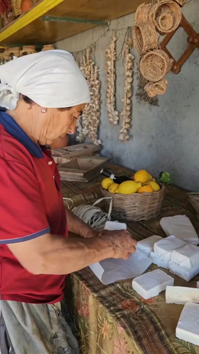 Confezionu u sapuni i casa - Confeziono il sapone fatto in casa

Cummari Franca confeziona un panetto di sapone artigianale fatto secondo l'antica tradizione. Spiega la differenza tra il sapone all'olio, ideale per viso corpo e persino capelli, e quello al grasso, perfetto per il bucato. Inoltre, racconta come utilizzarlo anche in lavatrice e ricorda come veniva preparato un tempo con la cenere, proprio come facevano le nonne. Un piccolo viaggio tra tradizione, natura e antichi saperi.

🇮🇹 CALABRIA 'NTO CORI ❤️ 
https://whatsapp.com/channel/0029VaagyAA6rsQmrBPoCW1L

🤝🏻 Sostienici: facebook.com/becomesupporter/Asfalantea/

Seguici anche su:
facebook.com/Asfalantea
tiktok.com/@asfalantea
youtube.com/@asfalantea
https://asfalantea.it

#saponeartigiane #saponefattoamano #sapuniicasa #sapone #saponedellanonna