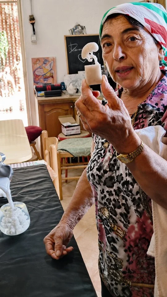 I marmuri i Mastru Toninu - I marmi del Maestro Tonino

Un incontro speciale alla scoperta delle sue straordinarie opere, realizzate con marmo, legno, argilla e materiali di recupero. Ogni scultura racconta una storia e trasmette un messaggio profondo: la pace, la speranza, il valore della vita, il peso dei pensieri e l'importanza dell'umanità. Dalla colomba simbolo di pace al "Monumento alla Vita", passando per il "Peso dei Pensieri" e tante altre creazioni uniche, Tonino Denami trasforma la materia in emozione e riflessione. Continuiamo a valorizzare e a promuovere gli artisti e gli artigiani della nostra terra, perché il loro talento è un patrimonio prezioso da conoscere e condividere. Grazie Tonino per l'accoglienza e per averci aperto le porte del tuo mondo artistico.

🇮🇹 CALABRIA 'NTO CORI ❤️ 
https://whatsapp.com/channel/0029VaagyAA6rsQmrBPoCW1L

🤝🏻 Sostienici: facebook.com/becomesupporter/Asfalantea/

Seguici anche su:
tiktok.com/@asfalantea
instagram.com/asfalantea
youtube.com/@asfalantea
https://asfalantea.it

🤝🏻 con Tonino Denami

#dialettocalabrese #arte #radici #scultura #marmo