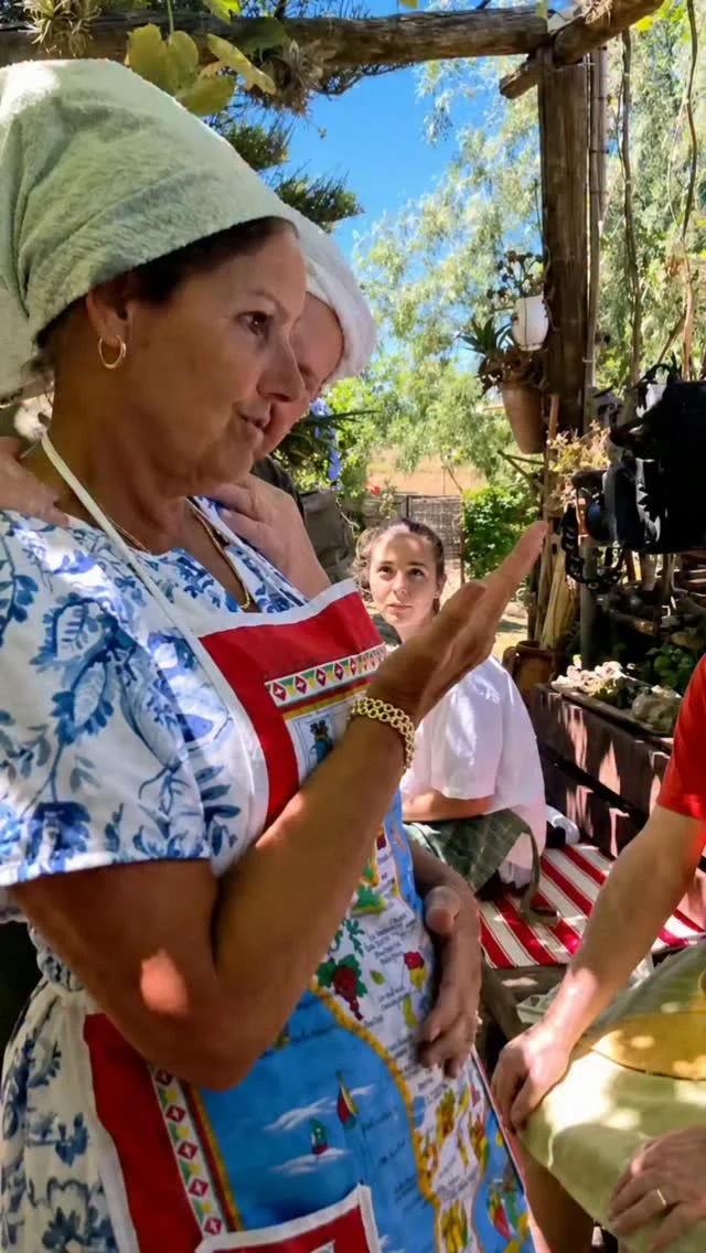 A dottrina calabrisi a sapiti? - Sapete la dottrina calabrese?

Questo video ha finalità esclusivamente documentaristiche e racconta un momento di incontro tra la comunità calabrese e alcuni emigrati provenienti dall'Australia. Durante la conversazione emergono spontaneamente ricordi di famiglia, modi di dire e alcune espressioni dialettali popolari che oggi possono risultare colorite o inappropriate. Tali parole sono riportate esclusivamente nel loro contesto storico e culturale e non intendono promuovere o incoraggiare un linguaggio offensivo. L'obiettivo del video è documentare e preservare la memoria orale degli emigrati calabresi, valorizzando l'autenticità dei loro racconti e delle loro radici, affinché questo patrimonio culturale possa essere conosciuto e tramandato alle future generazioni.

🇮🇹 CALABRIA 'NTO CORI ❤️
https://whatsapp.com/channel/0029VaagyAA6rsQmrBPoCW1L

🤝🏻 Sostienici: facebook.com/becomesupporter/Asfalantea/

Seguici anche su:
facebook.com/Asfalantea
tiktok.com/@asfalantea
youtube.com/@asfalantea
https://asfalantea.it

#dialettocalabrese #emigrazione #radici #culturapopolare #tradizioneorale