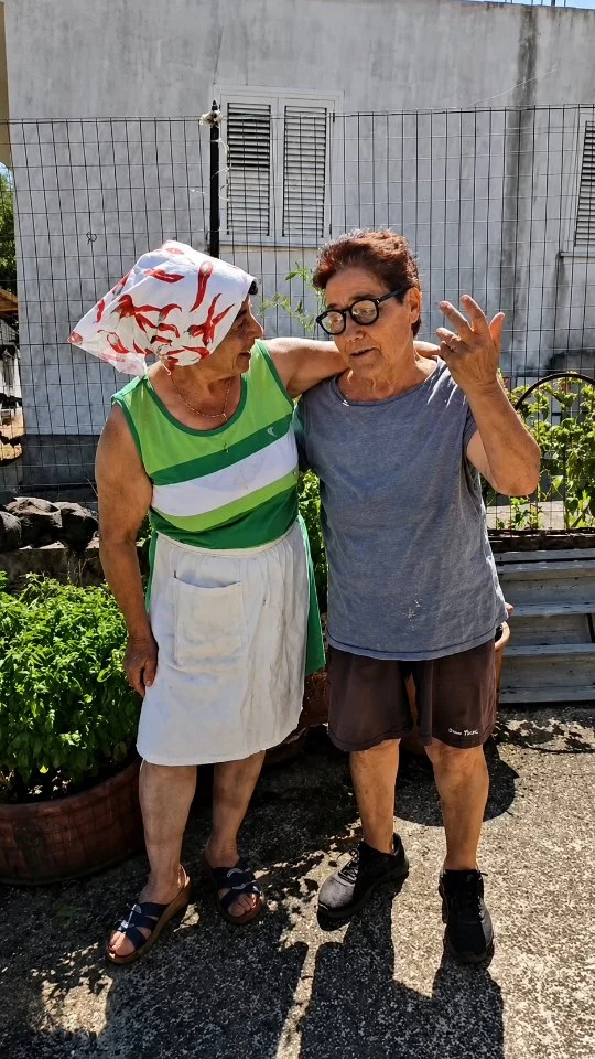 L'acquazzina pe pianti - La rugiada per le piante

A Mandaradoni, Franca e la sua cara amica Mimma ci raccontano un’antica tradizione contadina: raccogliere la rugiada del mattino (“l’acquazzina”) e utilizzarla per prendersi cura delle piante. Tra basilico, pomodori e ricordi di una volta, un piccolo gesto diventa testimonianza di sapienza, tradizione e insegnamenti tramandati dai nonni. Un racconto semplice e autentico di natura, amicizia e memoria.

🇮🇹 CALABRIA 'NTO CORI ❤️
https://whatsapp.com/channel/0029VaagyAA6rsQmrBPoCW1L

🤝🏻 Sostienici: facebook.com/becomesupporter/Asfalantea/

Seguici anche su:
facebook.com/Asfalantea
tiktok.com/@asfalantea
youtube.com/@asfalantea
https://asfalantea.it

#lacuazzina #rugiada #tradizioni #mandaradoni #sapienzaantica