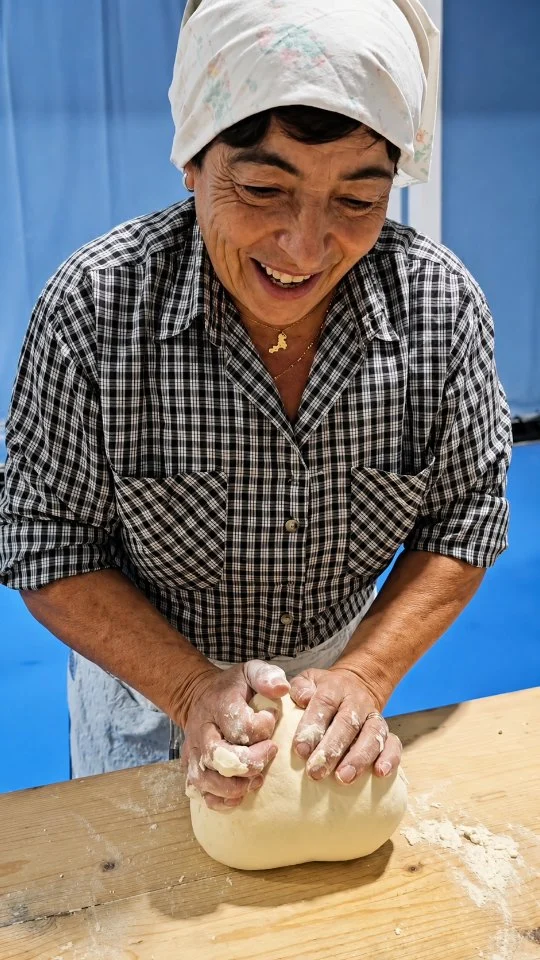 E vi dicu ddu cosi - E vi dico due cose

E mentre prepara le fileja al Vinitaly di Reggio Calabria, la ‘cummari’ Franca ci parla della rugiada, spiegandoci come raccoglierla e raccontandoci le sue proprietà purificatrici.

🇮🇹 CALABRIA 'NTO CORI ❤️
https://whatsapp.com/channel/0029VaagyAA6rsQmrBPoCW1L

🤝🏻 Sostienici: facebook.com/becomesupporter/Asfalantea/

Seguici anche su:
facebook.com/Asfalantea
tiktok.com/@asfalantea
youtube.com/@asfalantea
https://asfalantea.it

#lacuazzina #rugiada #vinitaly #fileja #pasta