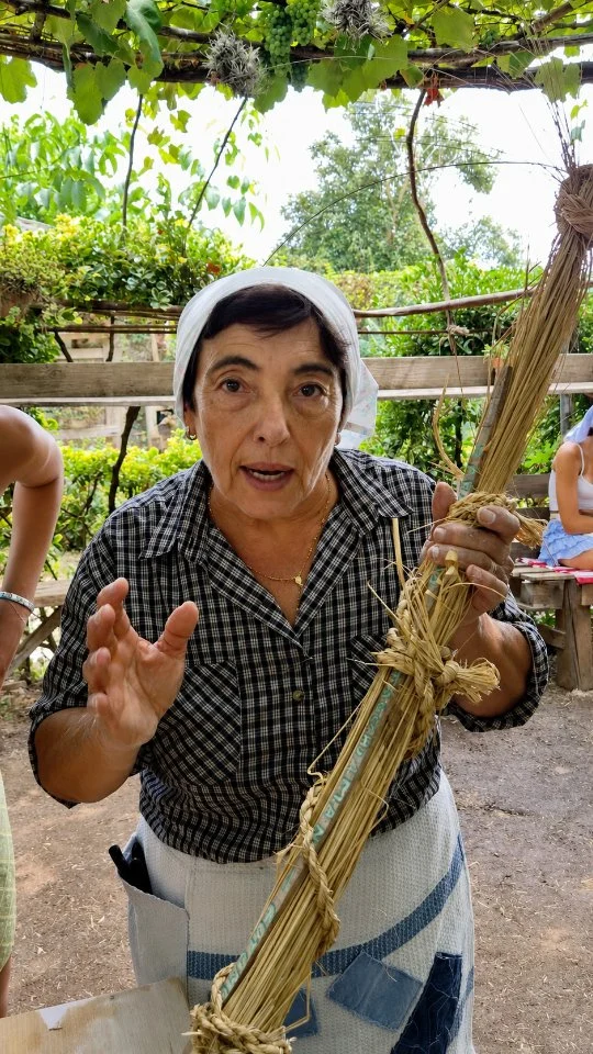 U gutumu pa maida - Saracchio per la maida

Un antico termine e una tradizione legata alla cultura e alla memoria del territorio. “U gutumu pa maida”, il saracchio utilizzato per la maida, attraverso la lingua, gli usi e le tradizioni tramandate nel tempo. Un piccolo viaggio nella cultura popolare, alla riscoperta di parole, oggetti e pratiche della nostra tradizione che fanno parte della memoria delle generazioni passate.

🇮🇹 CALABRIA 'NTO CORI ❤️
https://whatsapp.com/channel/0029VaagyAA6rsQmrBPoCW1L

🤝🏻 Sostienici: facebook.com/becomesupporter/Asfalantea/

Seguici anche su:
facebook.com/Asfalantea
tiktok.com/@asfalantea
youtube.com/@asfalantea
https://asfalantea.it

#saracchio #gutumu #maida #dialetto #pani
