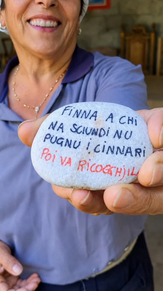 Finna chi na sciundi nu puggnu i cinneri - Finché non spargi un pugno di cenere

Un antico detto della nostra terra che racchiude una grande verità. La cenere, una volta sparsa, vola via e non si può più raccogliere tutta. Proprio come le parole, le voci e le notizie che mettiamo in giro: una volta dette, non possiamo più riprenderle indietro. E oggi questo proverbio vale ancora di più, perché una notizia, soprattutto se non è vera, può viaggiare velocemente e arrivare lontano. Nel bene e, purtroppo, ancora più spesso nel male. Per questo i nostri anziani ci lasciavano questi insegnamenti semplici ma profondi: prima di parlare, bisogna essere certi di ciò che si dice. Non bisogna spargere voci, raccontare fandonie o parlare senza conoscere la verità, perché ogni parola porta con sé una responsabilità. È questo il valore dei nostri proverbi: poche parole, ma dentro una vita intera di esperienza. E io continuo a custodirli e a regalarli a chi viene a trovarmi, scritti sulle mie pietre, perché un piccolo ricordo possa portare con sé anche un grande insegnamento. “Prima di spargere la cenere, pensaci bene… perché dopo non la raccogli più.”

🇮🇹 CALABRIA 'NTO CORI ❤️
https://whatsapp.com/channel/0029VaagyAA6rsQmrBPoCW1L

🤝🏻 Sostienici: facebook.com/becomesupporter/Asfalantea/

Seguici anche su:
facebook.com/Asfalantea
tiktok.com/@asfalantea
youtube.com/@asfalantea
https://asfalantea.it

Articolo su 👉🏼 https://asfalantea.it/detti-e-proverbi/finna-chi-na-sciundi-nu-puggnu-i-cinneri-finche-non-spargi-un-pugno-di-cenere/13/08/2026/

#proverbicalabresi #cenere #tradizionicalabresi #culturacalabrese #radicicalabresi