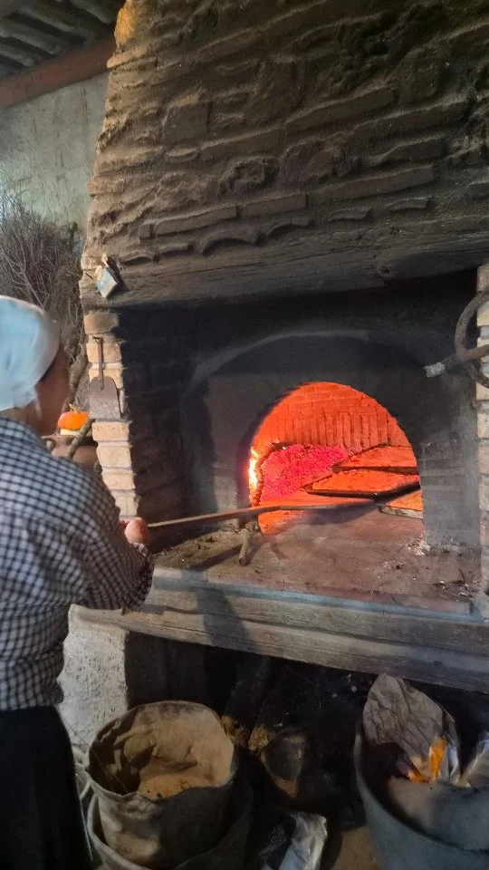 A jurnata da pitta chjina - La giornata della 'pitta chjina'

La pitta chjina è una delle espressioni più belle della cucina contadina calabrese. Una preparazione antica, nata dalla semplice pasta del pane e da quello che si aveva a disposizione in casa. Una volta, quando si faceva il pane, era una vera festa. Si preparava l’impasto per tutta la famiglia e, con una parte della pasta, si faceva la pitta chjina: due strati di pane che racchiudevano un ripieno ricco e saporito. Non esisteva una ricetta uguale per tutti. Si metteva dentro quello che c’era: peperoni, pomodori, olive, acciughe, salumi, formaggi, ’nduja, soppressata e tutto ciò che la casa e l’orto potevano offrire. Era proprio questa la sua caratteristica: una cucina semplice, senza sprechi, capace di trasformare pochi ingredienti in un pasto completo. Ed è proprio questo che vogliamo raccontare con la giornata esperienziale. Abbiamo preparato l’impasto del pane con cinque tipi di farina, raccolto i peperoni nell’orto, li abbiamo arrostiti e poi, grandi e piccoli, tutti insieme, abbiamo preparato e farcito le nostre pitte. Perché una volta la pitta chjina non era soltanto qualcosa da mangiare. Era il momento in cui la famiglia si riuniva, si lavorava insieme e quel poco che c’era diventava una festa. Oggi abbiamo cercato di riportare in vita proprio quella tradizione: le mani nella pasta, i profumi del forno, le risate dei bambini, gli amici e i ricordi delle nostre nonne. La pitta chjina è questo: pane, memoria e condivisione. Un sapore antico che racconta la Calabria e che vale la pena continuare a tramandare.

🇮🇹 CALABRIA 'NTO CORI ❤️
https://whatsapp.com/channel/0029VaagyAA6rsQmrBPoCW1L

👉🏼 asfalantea.it/giornata-della-pitta-chjina

🤝🏻 Sostienici: facebook.com/becomesupporter/Asfalantea/

Seguici anche su:
facebook.com/Asfalantea
tiktok.com/@asfalantea
youtube.com/@asfalantea
https://asfalantea.it

#pittachjina #cucinacalabrese #tradizionicalabresi #pittacalabrisi #saporiantichi