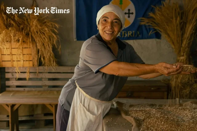 Grazie al The New York Times che con Laura ha voluto raccontato la Calabria con uno sguardo curioso, attento e soprattutto capace di andare oltre gli stereotipi!

Il viaggio lungo la Costa degli Dei restituisce il ritratto di una terra fatta di mare e montagne, borghi e tradizioni, sapori, musica, feste e persone che ogni giorno custodiscono una storia antica e la fanno vivere nel presente.

E siamo particolarmente felici che, in questo racconto, ci sia anche Asfalantea con Franca Crudo "una donna, una custode di saperi, di gesti e di tradizioni che appartengono alla Calabria più autentica". Il nostro lavoro per conservare la memoria dei nostri nonni e bisnonni e per dare a questa terra il riconoscimento che merita è parte di quella Calabria che vogliamo raccontare e far conoscere!

Grazie per aver raccontato Pizzo, Zungri, Tropea, Ricadi, Scilla, Capo Vaticano, le sagre, la tarantella, i prodotti della nostra terra e quel patrimonio umano che rende la Calabria così speciale...

Una Calabria che non è soltanto una destinazione da visitare, ma un luogo da vivere, conoscere e ascoltare.

Grazie, New York Times, per aver acceso una luce su tutto ciò che la Calabria può offrire. E grazie a tutte le persone che, ogni giorno, contribuiscono a renderla ciò che è.

Questa è la Calabria che amiamo. Questa è la Calabria che vogliamo raccontare.

Articolo: https://www.nytimes.com/2026/08/24/travel/calabria-italy-coast.html?unlocked_article_code=1.71A.0VOu.NPxy3aAiSlfn&smid=url-share

Au. Laura Rysman
Ph. Pontus Berghe

🇮🇹 CALABRIA 'NTO CORI ❤️ 

#calabriaautentica #asfalantea #francacrudo #newyorktimes #laurarysman
