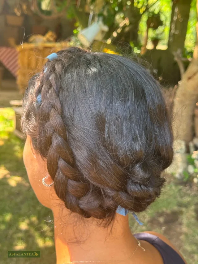 A trizza da nanna a curuna - La treccia della nonna a corona

Tramandiamo emozioni: Un’acconciatura semplice, antica e piena di significato, che appartiene alla memoria delle nostre nonne e alla tradizione delle donne calabresi (e non solo). La treccia non era soltanto un modo pratico per raccogliere i capelli e tenerli ordinati durante le giornate di lavoro e della vita quotidiana. Era anche un gesto di cura, di femminilità e di bellezza. Intrecciata con pazienza e poi raccolta intorno al capo, diventava quasi una piccola corona, capace di incorniciare il viso e donare alla donna un’eleganza semplice e naturale. Era un’acconciatura fatta con poco: mani esperte, capelli lunghi e tanta pazienza. Eppure racchiudeva qualcosa di grande: la bellezza della semplicità, la praticità della vita di un tempo e la memoria di una tradizione tramandata da madre a figlia. Oggi, guardando quella treccia a corona, non vediamo soltanto un’antica acconciatura. Vediamo le nostre nonne, la loro quotidianità, i loro gesti e quel modo tutto loro di essere eleganti senza bisogno di nulla. "A trizza da nonna a curuna" un piccolo simbolo di una grande memoria calabrese.

🇮🇹 CALABRIA 'NTO CORI ❤️
https://whatsapp.com/channel/0029VaagyAA6rsQmrBPoCW1L

🤝🏻 Sostienici: facebook.com/becomesupporter/Asfalantea/

Seguici anche su:
facebook.com/Asfalantea
tiktok.com/@asfalantea
youtube.com/@asfalantea
https://asfalantea.it

🤝🏻 Grazie a Joanne per essersi prestata

#trizza #tradizionicalabresi #curuna #treccia #corona