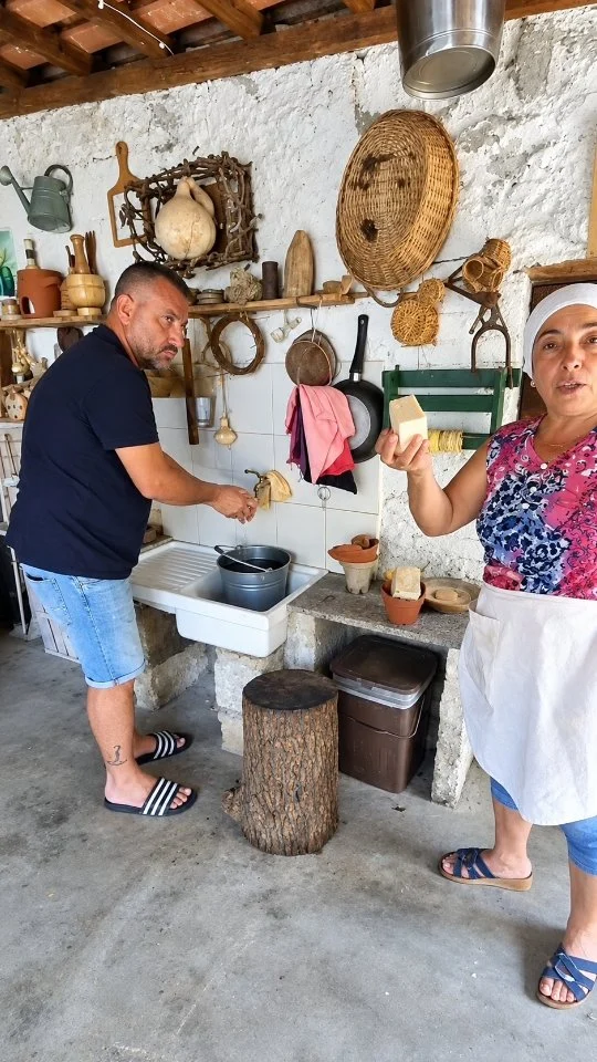 Lavati i mani cu sapuni i casa! - Lavati le mani con sapone fatto in casa

Comare Franca ci accompagna alla riscoperta del sapone fatto in casa, raccontandoci come veniva preparato un tempo con olio, grasso di maiale, soda e lisciva ricavata dalla cenere. Tra una bella insaponata, un ospite invitato a lavarsi le mani e qualche risata, scopriamo i diversi utilizzi di questo prodotto della tradizione: dal sapone destinato alla cura del corpo a quello utilizzato per il bucato e per le macchie più ostinate. E poi arriva il ricordo più bello: la nonna che, dopo aver lavato le mani, girava il grembiule al contrario per asciugarle. Un piccolo gesto quotidiano capace di riportarci indietro nel tempo, quando nulla si sprecava e ogni cosa aveva il suo valore. Perché le nostre tradizioni non vivono soltanto nei grandi racconti, ma anche nei gesti più semplici, nelle mani di chi custodisce gli antichi saperi e nella gioia di tramandarli. Grazie, comare Franca, per averci regalato un altro pezzetto della nostra memoria!
«Lavati cu sapuni i casa, ca ndi vali a pena!»

🇮🇹 CALABRIA 'NTO CORI ❤️
https://whatsapp.com/channel/0029VaagyAA6rsQmrBPoCW1L

Seguici anche su:
facebook.com/Asfalantea
tiktok.com/@asfalantea
youtube.com/@asfalantea
https://asfalantea.it

#saponefattoincasa #antichisaperi #sapone #sapuni #sapunicasa