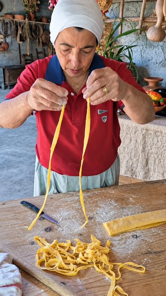 I tagghjiaredi chi fungi porcini - Tagliatelle con i funghi porcini

Bastano un po’ di farina, uova nostrane, funghi porcini appena raccolti e tanta buona volontà per trasformare una giornata di lavoro in un momento di pura felicità! Oggi "'o pagghijaru da Cummari" Franca, dove la tradizione prende vita tra le mani che impastano, il profumo dei funghi porcini delle Serre e le tagliatelle fatte a mano, proprio come insegnavano le nostre nonne. Qui non servono grandi preparativi: bastano ingredienti genuini, gesti antichi e il piacere di stare insieme. Perché la cucina di una volta non era soltanto preparare da mangiare, ma condividere ciò che si aveva, accogliere gli amici e trasformare anche le cose più semplici in ricordi indimenticabili. E mentre il profumo invade la cucina, Cummari Franca ci ricorda una grande verità: con la buona volontà si fa tutto! E alla fine, davanti a un bel piatto di tagliatelle fumanti, arriva il suo invito più bello, quello che profuma di casa, amicizia e ospitalità: Perché in Calabria le cose buone non si raccontano soltanto: si preparano con amore e si condividono con il cuore.

🇮🇹 CALABRIA 'NTO CORI ❤️
https://whatsapp.com/channel/0029VaagyAA6rsQmrBPoCW1L

🤝🏻 Sostienici: facebook.com/becomesupporter/Asfalantea/

SSeguici anche su:
facebook.com/Asfalantea
tiktok.com/@asfalantea
youtube.com/@asfalantea
https://asfalantea.it

#tagliatellefatteamano #funghiporcini #cucinacalabrese #porcini #tagliaredi